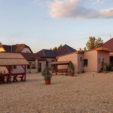 Ferienwohnung Ivanhoe Apartman Nyírbátor Exterior foto
