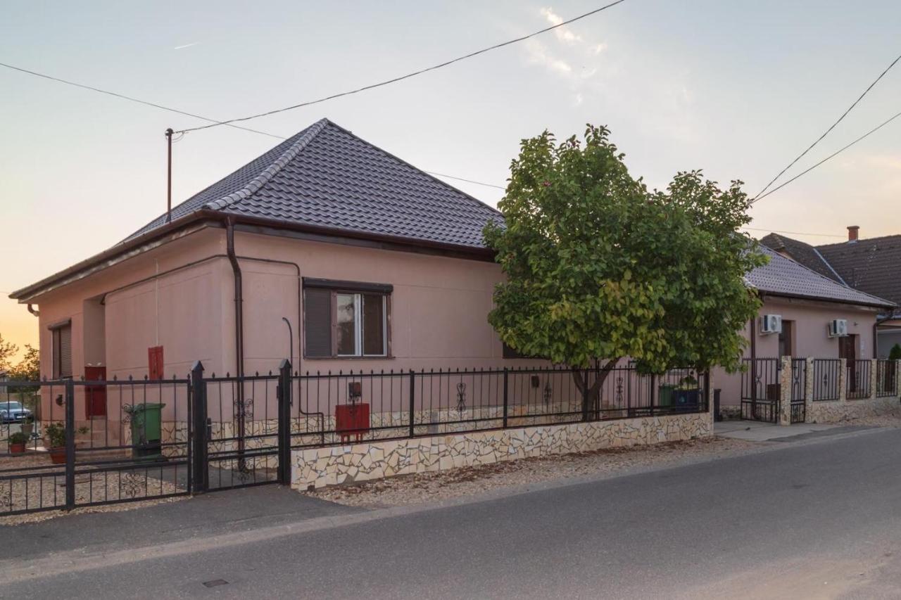 Ferienwohnung Ivanhoe Apartman Nyírbátor Exterior foto