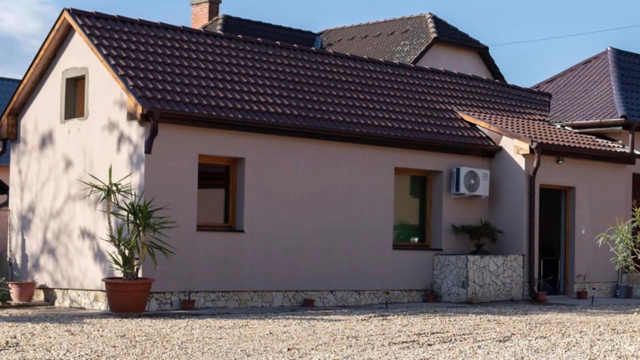 Ferienwohnung Ivanhoe Apartman Nyírbátor Exterior foto